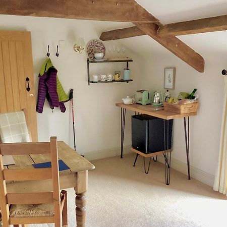 Neuadd B&B Suites Crickhowell Bagian luar foto