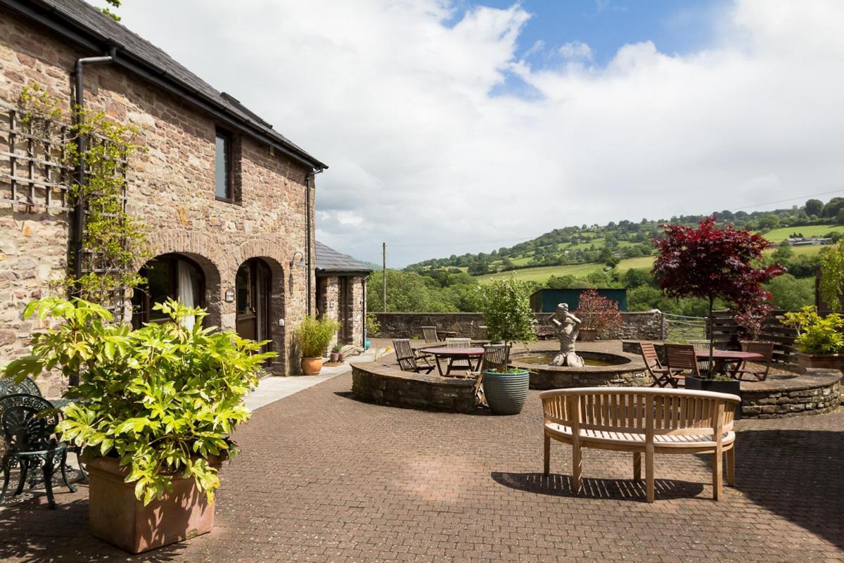 Neuadd B&B Suites Crickhowell Bagian luar foto
