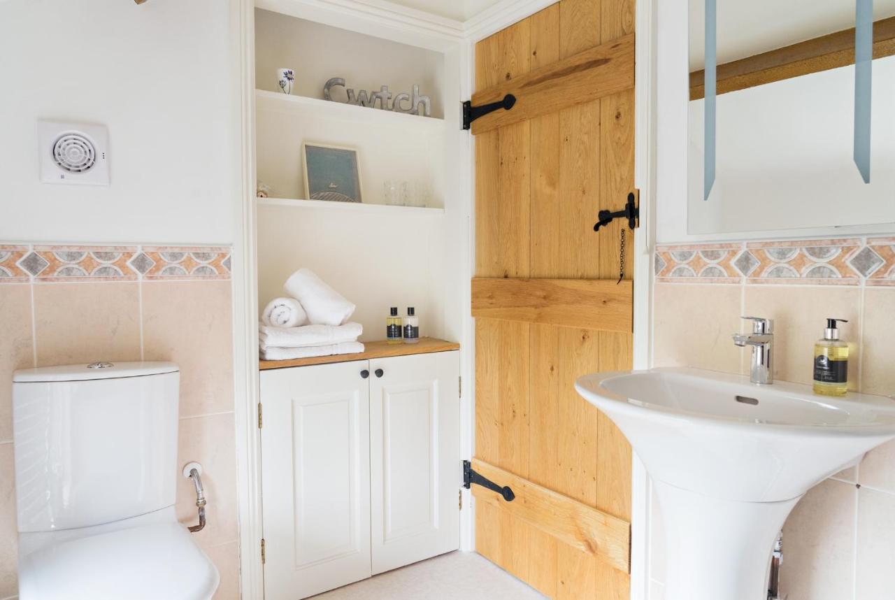 Neuadd B&B Suites Crickhowell Bagian luar foto